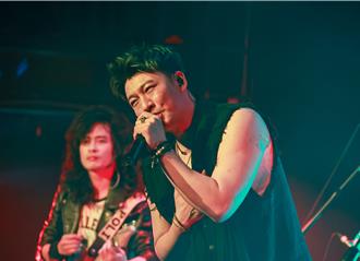 信退團17年重現「天高地厚」 信樂團唱返台北逼哭歌迷