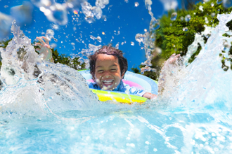 打雷時到底能不能繼續游泳？氣象專家給答案