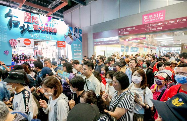 2024TTE台北国际观光博览会5月31日起至6月3日于台北世贸一馆盛大展开，吸引大批民眾前来抢好康。（粘耿豪摄）
