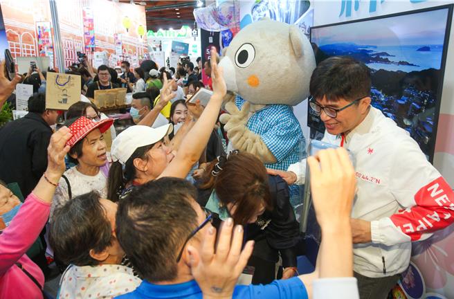 2024TTE台北国际观光博览会盛大展开，会场内的摊位准备许多互动游戏，受到民眾热烈欢迎。（粘耿豪摄）