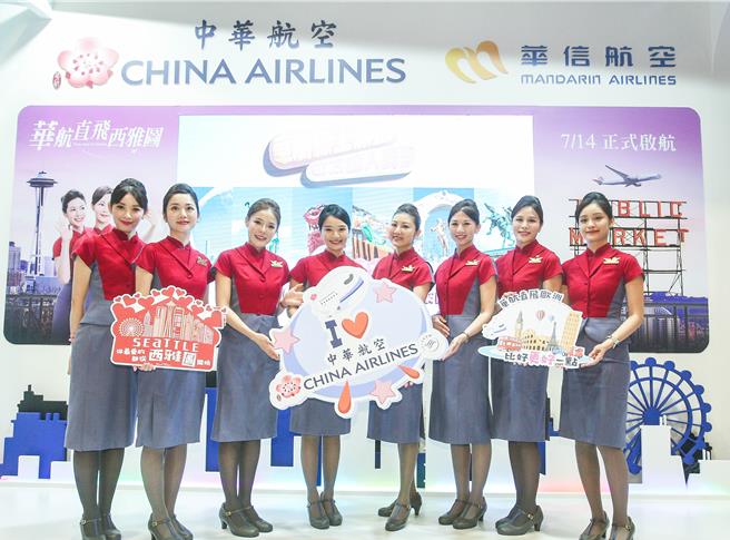 华航为争取消费者亲睐，特别出动空服员一字排开宣传自家的机票优惠。（粘耿豪摄）