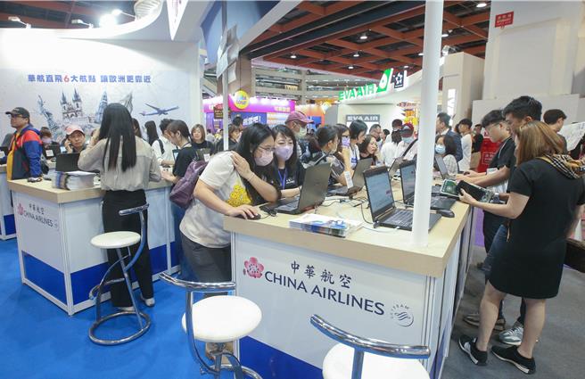 华航展区特别祭出好康优惠，现场惊喜加码只有 4 天的机票限量折扣，购票再赠刮刮乐乙张，最大奖项「不限航点区域线经济舱」。（粘耿豪摄）