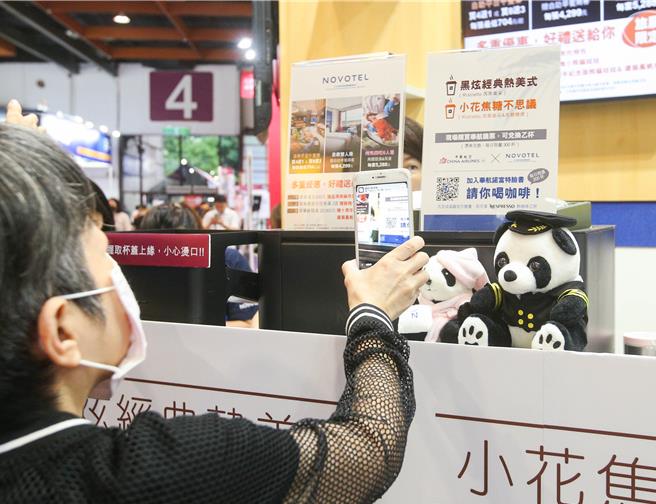 华航展区特别祭出好康优惠，展场亦设有咖啡小点款待区，民眾只要扫QR码加入粉丝团还可换咖啡。（粘耿豪摄）