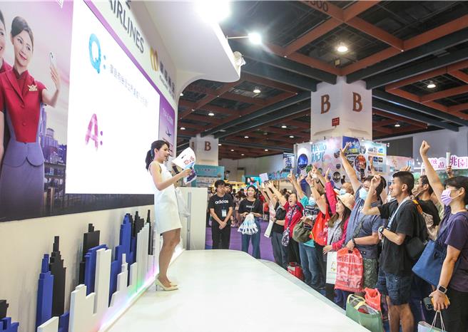 华航展区特别祭出好康优惠，展场亦设有舞台表演区与民眾互动。（粘耿豪摄）