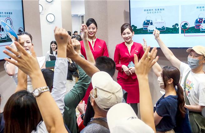 国泰航空推出限时机票折扣，展场还安排空服员与民眾互动。（粘耿豪摄）