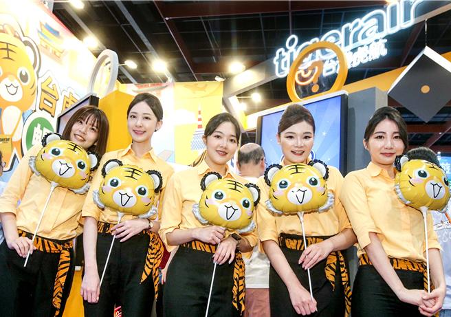 台湾虎航特别推出全航线单程未税NT$799起的线上旅展优惠促销价，还请到空服员促销机票。（粘耿豪摄）