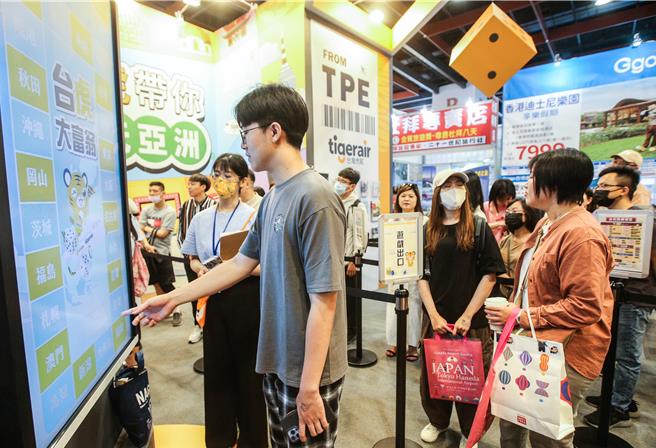 台湾虎航推出优惠，展场也号召虎迷们玩旅游大富翁游戏，民眾有机会获来回机票、机票回馈金等丰富好礼。（粘耿豪摄）