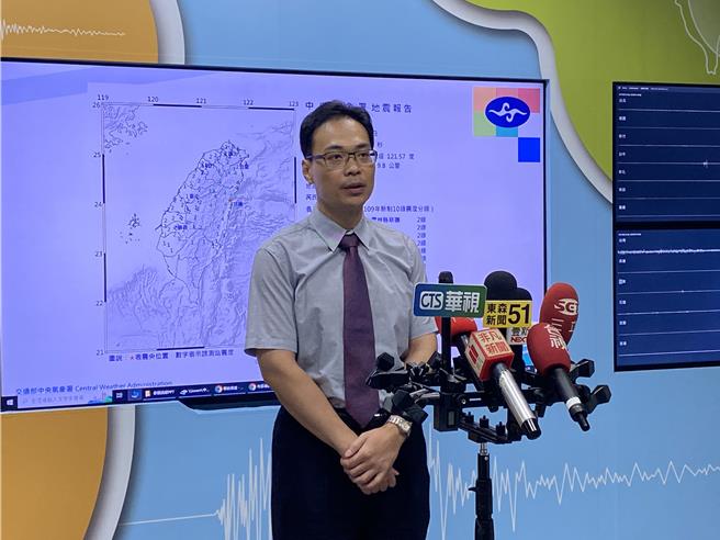中央气象署地震测报中心科长甘志文6日凌晨说明地震状况。（蔡明亘摄）