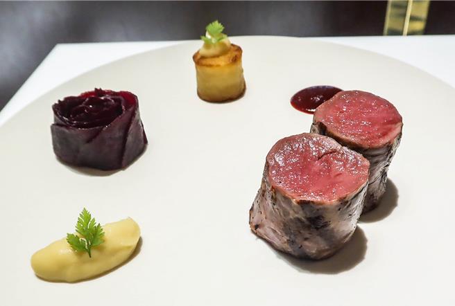 野味被视为欧洲贵族高级料理之一，巴赛丽厅2024年推出的野味代表是纽西兰鹿菲力，将菲力肉佐软糖洋芋、甜菜根及覆盆子酱汁，鹿肉与酱汁搭配的咸酸甜在口中散发，味道十分独特。（粘耿豪摄）