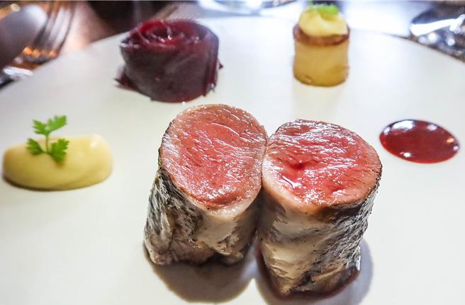 野味被视为欧洲贵族高级料理之一，巴赛丽厅2024年推出的野味代表是纽西兰鹿菲力。（粘耿豪摄）