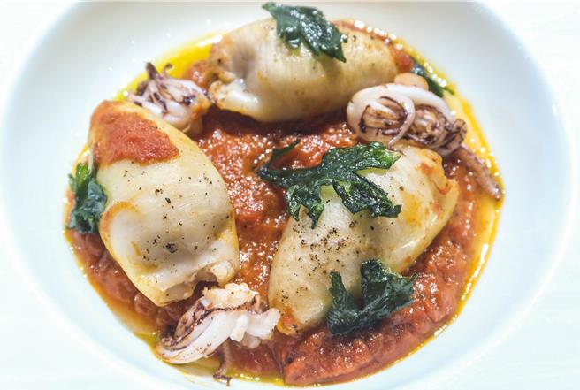 居住在法国赛特港的义大利人，将梅花猪绞肉，塞入小卷内，搭配番红花及番茄调制的酱汁，小卷混搭猪绞肉配上番茄酱汁的酸味，交织出层次丰富的味道。（粘耿豪摄）