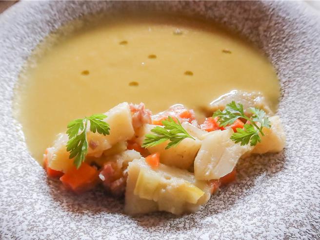 普罗旺朝鲜蓟浓汤是源自法国南部普罗旺斯的农民菜。（粘耿豪摄）