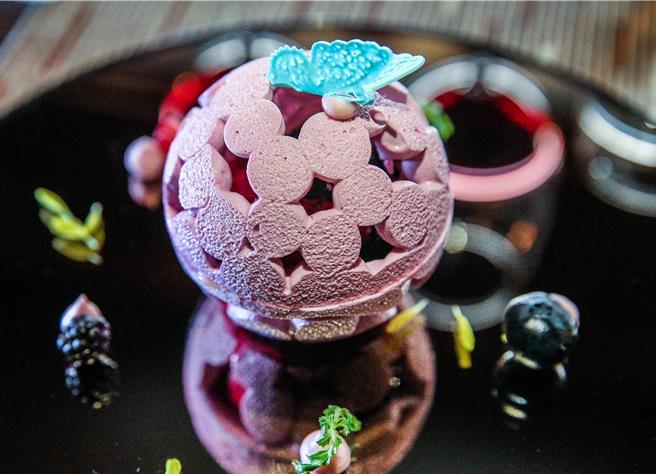 瓦戍杭冰淇淋蛋糕之名取自一款外型相似的瑞士乳酪Vacherin，是由蛋白饼、冰淇淋、生奶油制成。（粘耿豪摄）