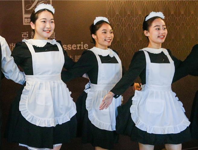 巴赛丽厅日前举办「完整法国美味版图 寻味经典」的记者会中，表演舞者身着19世纪以荷叶边装饰的黑衣裙，如同现场的服务人员一般，都是在重现当时的Brasserie氛围。（粘耿豪摄）