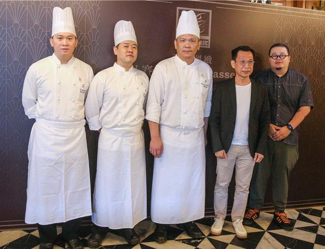 台北亚都丽致大饭店行政主厨廖伟立（中）、点心房主厨游睿恩（左起）、巴赛丽厅主厨黄祥彬等人现场演绎多道经典法式料理，名厨简天才、李信男也受邀到场。（粘耿豪摄）