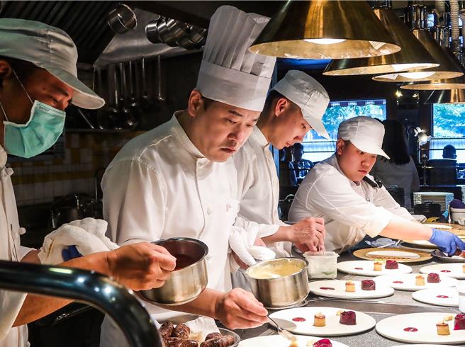 巴赛丽厅主厨黄祥彬（左二）与同仁演绎多道法式料理。（粘耿豪摄）