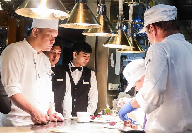 台北亚都丽致大饭店行政主厨廖伟立（左）当天因对已完成的某道料理不满意而重新制作，不怒而威的他自诩温柔，惟限于料理。（粘耿豪摄）