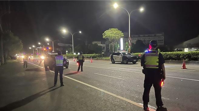 台南新营非法改装噪音车横行，警方不定期联合环保局及监理机关在重点路段稽查。（读者提供／张毓翎台南传真）