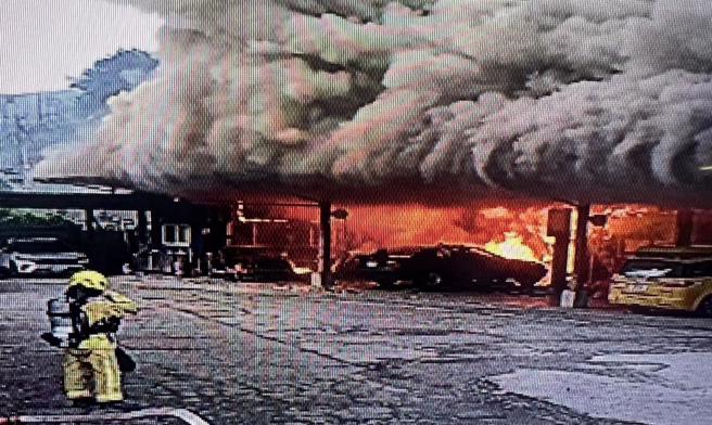 基隆市中山区中华路一处汽车修理厂今日凌晨突然起火，由于现场存放大量机油，火势猛烈。消防人员到场半小时左右顺利扑灭火势。（基隆市消防局提供／徐佑升基隆传真）