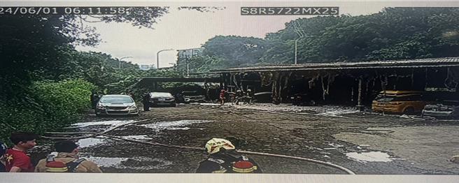 基隆市中山区中华路一处汽车修理厂今日凌晨突然起火，由于现场存放大量机油，火势猛烈。消防人员到场半小时左右顺利扑灭火势。（基隆市消防局提供／徐佑升基隆传真）