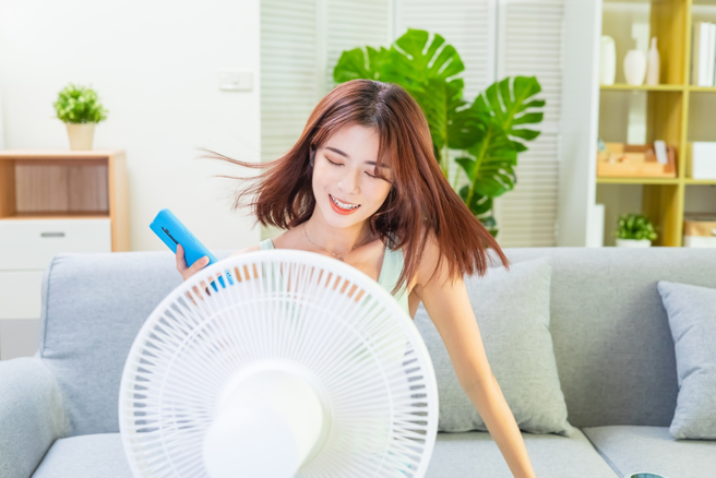 台俄混血正妹Inna利用小型电风扇、PVC塑胶管、置物箱、锡箔纸、冰块及盐巴自制冷气，经过冰块吹出来的风只有6度。（图：shutterstock／达志）