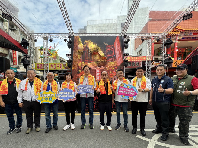 龙元宫建庙200年庆典，今天是开幕式，桃园市长张善政与龙潭警方宣导反诈新知。（翻摄画面）