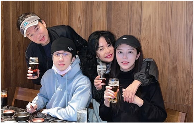 阿乃（右1）曾经很融入孙安佐一家。（图／狄莺脸书）