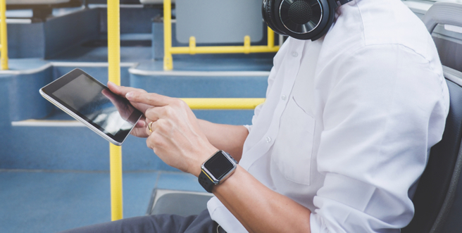 阿伯趁着搭公车看A片，引起网友讨论。（示意图：shutterstock／达志）