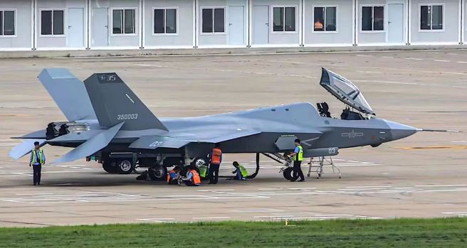 歼-35舰载隐形战机原型的资料照。（微博）