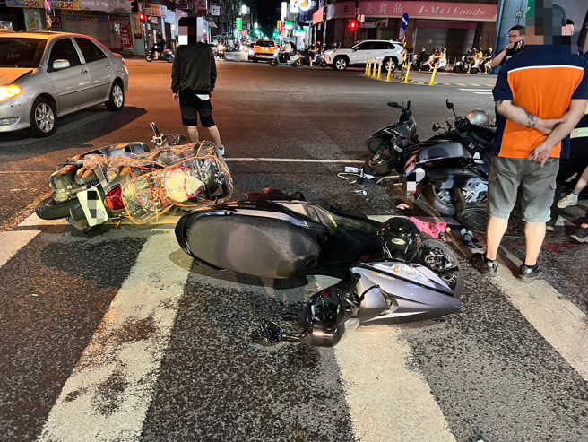 新北大道一段与中华路口25日凌晨发生连环车祸。( 警方提供 )