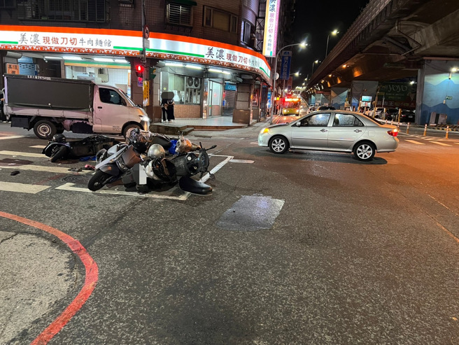 新北大道一段与中华路口25日凌晨发生连环车祸。( 警方提供 )