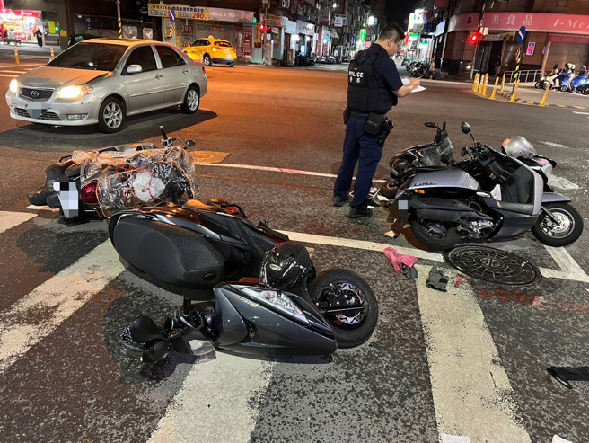 新北大道一段与中华路口25日凌晨发生连环车祸。( 警方提供 )
