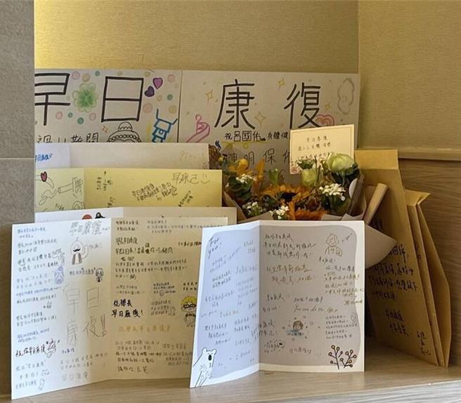 吕姓高中生收到亲友及社会各界关心祝福的卡片。（吕父提供）