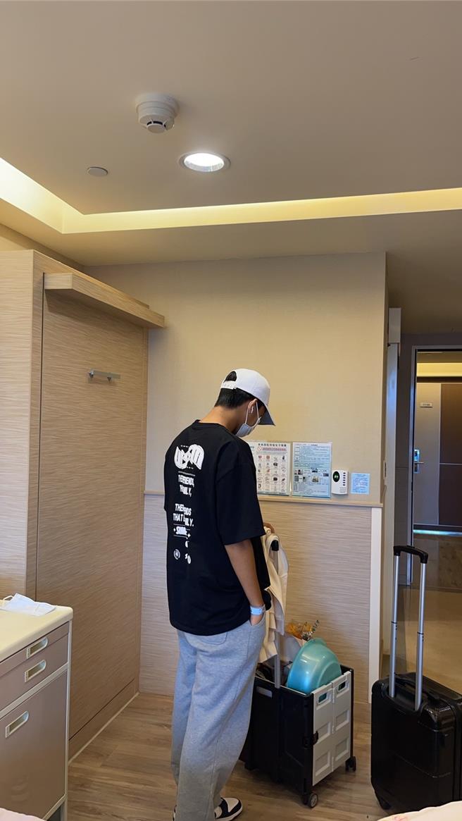 台中捷运日前发生砍人事件，17岁吕姓高中生受伤送医，吕姓高中生1日出院返家休养。（吕父提供）