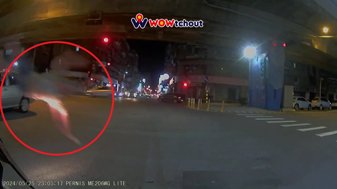 新北大道一段与中华路口25日凌晨发生连环车祸。（图／ 翻摄自「WoWtchout-地图型行车影像分享平台」）