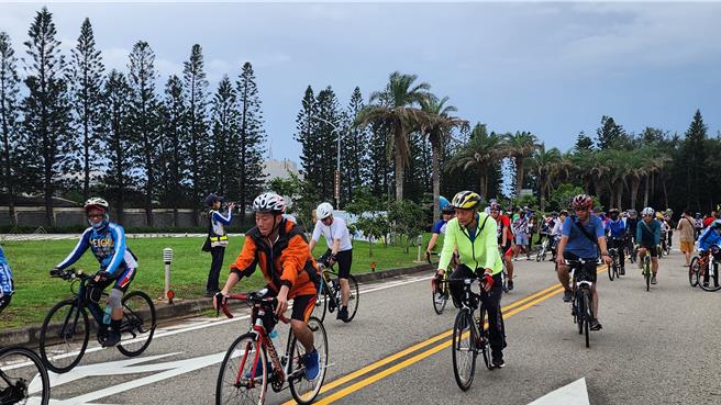风雨无阻响应世界自行车日，澎湖120车友1日骑行20公里，为拼凑台湾自行车环岛路线的轨迹图形。（许逸民摄）