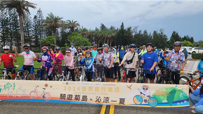 风雨无阻响应世界自行车日，澎湖120车友骑行20公里，1日在澎管处长洪志光（前右四）、行政院南服中心副执行长陈慧玲（前右五）领骑下，从澎管处出发。（许逸民摄）