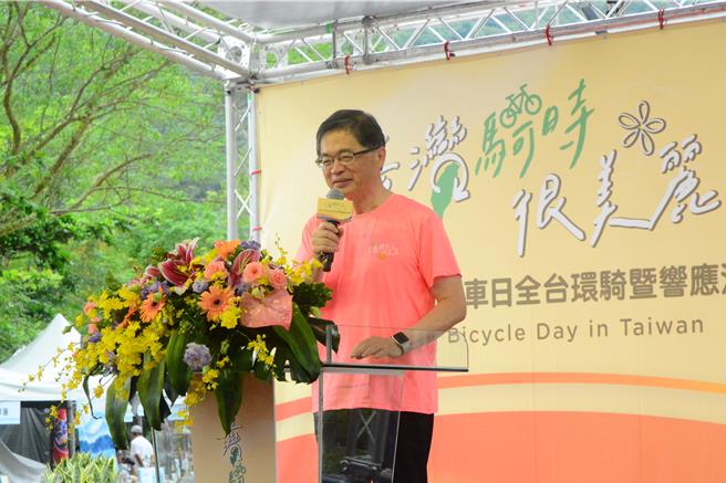 针对陆方疑禁止我方航空公司飞越新疆上空，交通部长李孟谚今天在花莲表示，台湾有2家航空公司已向陆方申请核准，目前是正常状态。（王志伟摄）