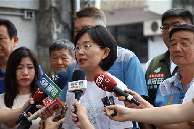 国民党昨提出《公职人员选举罢免法》修正草案，提高罢免门槛，径付二读后又撤案，立委苏巧慧今出席「FUN粽一夏、莺歌端午粽飘香」包粽活动受访批，国民党修法目的是在维护自己现在的多数权力，这样的做法人民都看在眼里，反而会厌恶这种扩权行为。（陈慰慈摄）