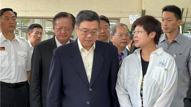 新竹市東區慈雲路晴空匯大樓5月26日深夜火警，造成2名勇消李詠真、周立鑫不幸殉職，行政院長卓榮泰1日上午10點前往靈堂弔唁，並慰問家屬。（王惠慧攝）