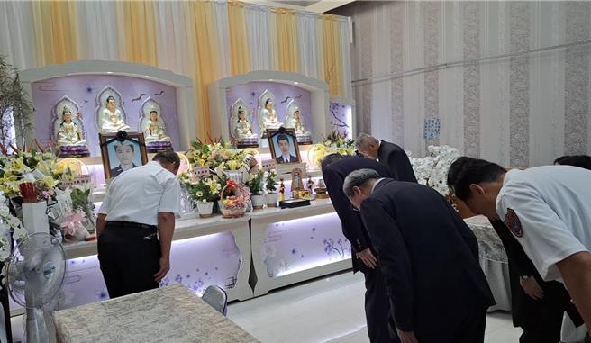 新竹市東區慈雲路晴空匯大樓5月26日深夜火警，造成2名勇消李詠真、周立鑫不幸殉職，行政院長卓榮泰1日上午10點前往靈堂弔唁，並慰問家屬。（王惠慧攝）