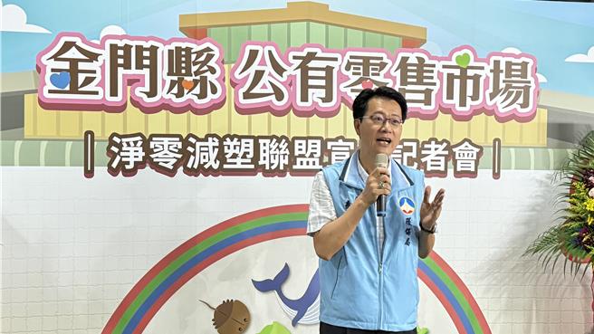 金门县环保局长李广荣肯定金湖镇公有零售市场响应减塑政策的成效，期望今年度能有更多民眾响应，让减塑市场变成无塑市场。（于家麒摄）