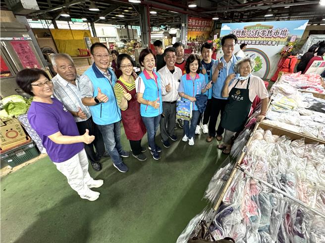 金门县环保局今日上午特别与金湖镇公有零售市场，携手进行「净零减塑联盟宣示」，展现金湖镇公有市场减塑之决心。（于家麒摄）