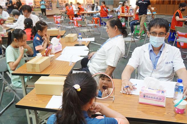 小朋友先吃过一块小蛋糕，再以牙线洁牙。（罗琦文摄）