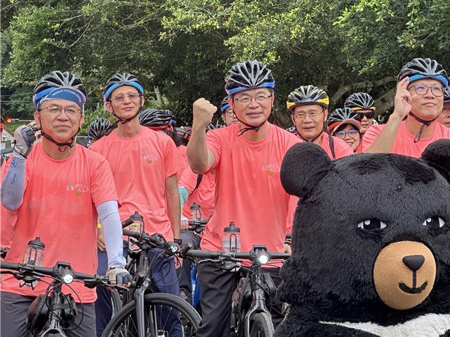 交通部长李孟谚（中）信心喊话，希望藉由活动与补助，吸引游客来到花莲旅游。（王志伟摄）