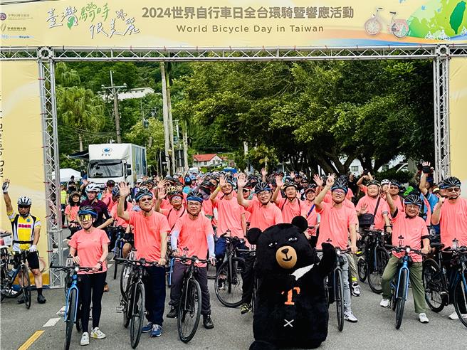 交通部次长陈彦伯、观光署长周永晖等人领骑，沿途经过原乡部落、初英发电厂及吉安大圳等景点，全程23公里。（王志伟摄）