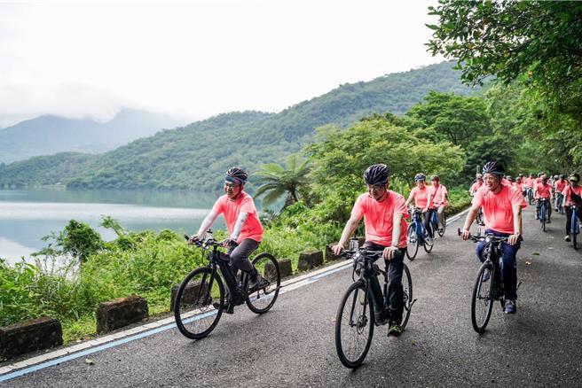 交通部次长陈彦伯等人骑乘单车环绕鲤鱼潭。（纵管处提供）