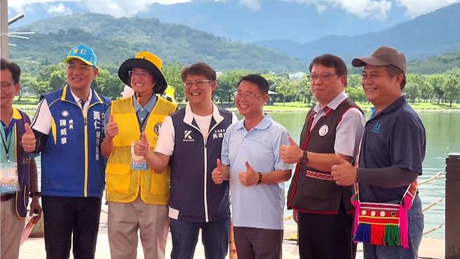 国会改革法案引发争议，台东县区域立委黄建宾（中）面临罢免危机。（萧嘉蕙摄）