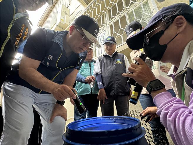 环境部长彭启明（左）巡查诱卵桶情形。（曹婷婷摄）