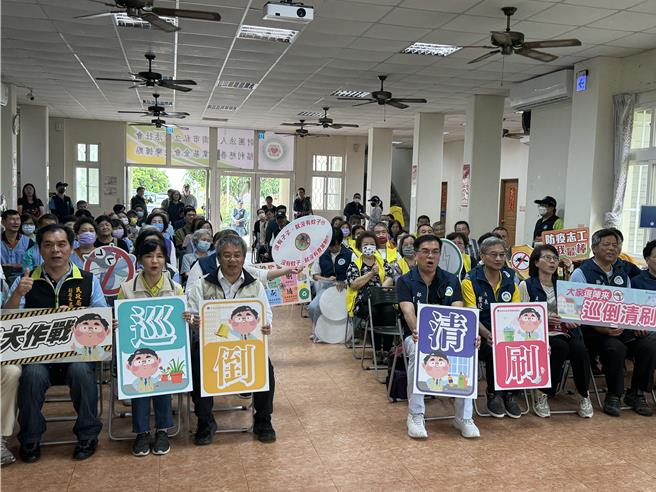 彭启明（第一排左四）接掌环境部长首场户外公开行程，第一站来到台南关心登革热防疫整备情形。（曹婷婷摄）